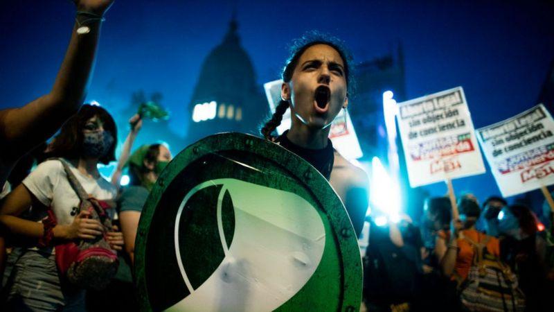 Legalização do aborto na Argentina e a legião de brasileiros ressentidos que a seguiram